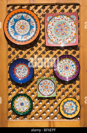 Bunten Keramik Souvenir-Platten für den Verkauf außerhalb Shop in Córdoba, Spanien. Stockfoto