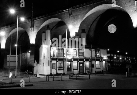 Stockport-Viadukt und der Crown Inn, Greater Manchester, bei Vollmond Stockfoto