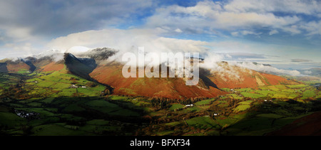 Frühwinter Panorama der Newlands Valley und Derwent Fells. Aufgenommen vom Gipfel des Cat Glocken im englischen Lake District Stockfoto