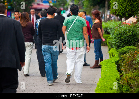 Junge Homosexuell Paar in der Zona Rosa in Mexiko-Stadt Stockfoto