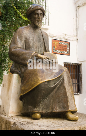 Plaza de Tiberiades Cordoba Spanien Statue des Maimonides. Moses Maimonides, aka Rabbi Moshe Ben Maimon oder Rambam 1135-1204 Stockfoto