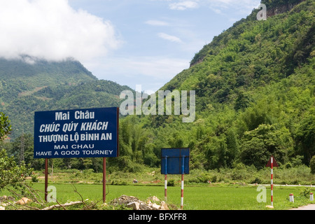 Melden Sie auf dem Weg aus der Stadt von Mai Chau lautet "Mai Chau, haben eine gute Turnier". In der Nähe von Hanoi, Vietnam. Stockfoto