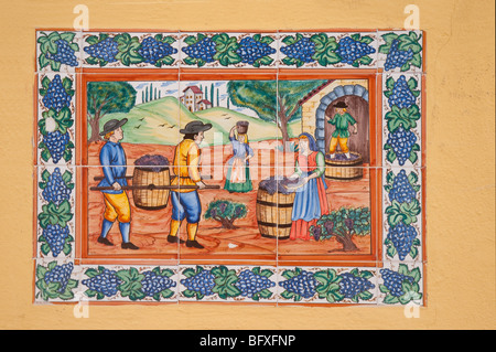 Fünftel des Satzes von gefliesten Plaques auf der Straße erzählt die Geschichte des Weinbaus in Torremolinos in Andalusien, Südspanien, Europa Stockfoto