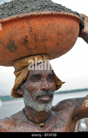 Sand und Splitt Bergbau Boote auf dem Fluss Tapei im nördlichen indischen bieten die Vitalstoffe um Indiens Bauboom Kraftstoff. Stockfoto