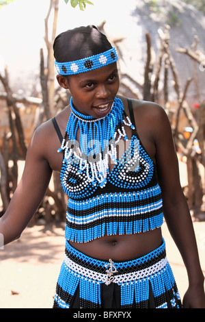 Traditionell gekleidete Perlen Rock - Zulu Erwachsenen afrikanischen Mädchen, Lesedi Kulturdorf Südafrika, November 2009 Stockfoto