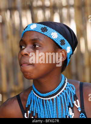 Traditionell gekleidete Perlen eine junge Erwachsene Zulu afrikanischen Mädchen, Lesedi Kulturdorf, Südafrika, November 2009 Stockfoto