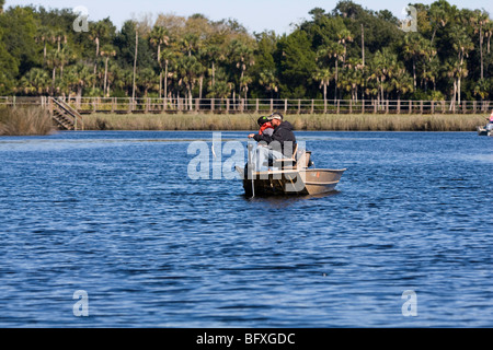 Vater und Sohn verbringen Zeit am Wasser Angeln. Stockfoto