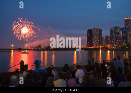 Ansicht der Stadt in der Dämmerung und 4. Juli Feuerwerk vom Navy Pier am Lake Michigan, Chicago, Illinois, Vereinigte Staaten von Amerika Stockfoto