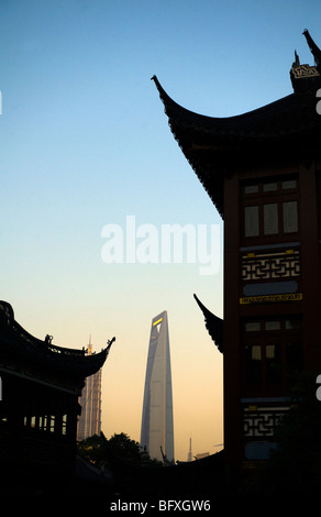 Nanshi Bezirk Yu Yuan Basar und Shanghai World Financial bei Sonnenuntergang Stockfoto