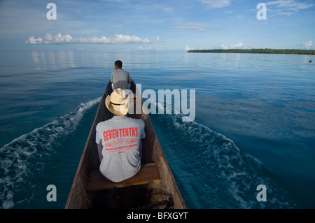 Chris im Boot, Kei Kecil (Kai Inselchen), Teil von den Molukken, Indonesien. Stockfoto