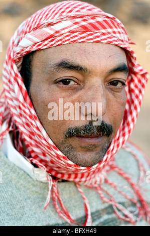 Eine Nahaufnahme des Gesichts Porträt eines mittleren Alters im Nahen und Mittleren Osten, Ägyptische arabischen Beduinen Mann, Leben in Dakhla Oase, in der Neuen Valley, Western Desert, Ägypten. Stockfoto