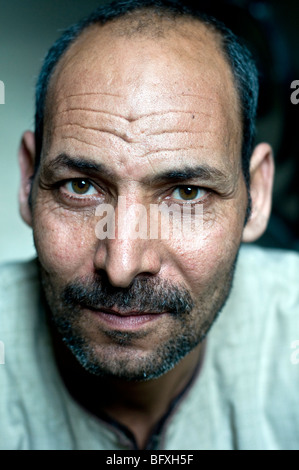 Ein Nahaufnahme-Gesichtsbild eines ägyptischen arabischen Mannes mittleren Alters, der in Kairo, Ägypten, lebt. Stockfoto