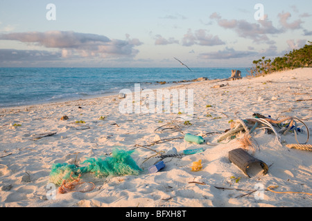 Plastikmüll aus dem nordpazifischen Gyre an einem mittelozeanischen Inselstrand Stockfoto