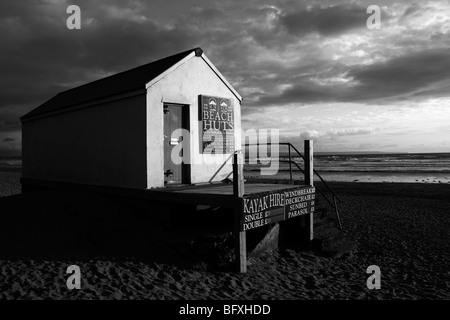 Interessante schwarz & White Beach Hut Bild Stockfoto