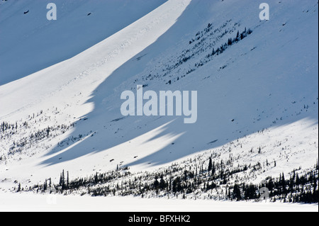 Bogen Berg Schatten auf tief verschneiten Schutthalden, Banff Nationalpark, Alberta, Kanada Stockfoto