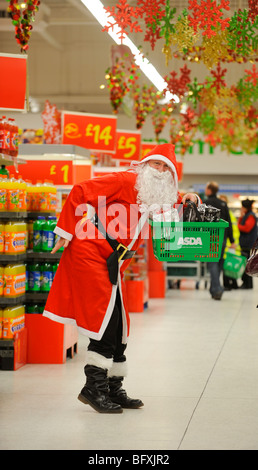 Der Weihnachtsmann holt Last-Minute-Schnäppchen bei Asda Supermarkt in Brighton. Bild Jim Holden. Stockfoto