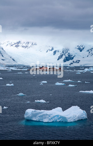 Eisberg vor der chilenischen Base Station "González Videla" schwebend, in der Nähe von Paradise Bay, Antarktis Stockfoto