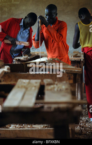 Männer lernen Zimmerei in NPA/UNHCR geförderten Kurs in Vocational Training Centre Yei, Süd-Sudan. Stockfoto