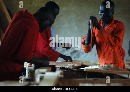 Männer lernen Zimmerei in NPA/UNHCR geförderten Kurs an der Vocational Training Centre in Yei, Süd-Sudan. Stockfoto