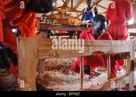 Männer lernen Zimmerei in NPA/UNHCR geförderten Kurs an der Vocational Training Centre in Yei, Süd-Sudan. Stockfoto