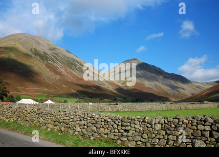 Kirk fiel 2.630 Füße und große Giebel 2.949 Füße stehen nebeneinander in der Nähe von Wasdale Head, Cumbria, England. Stockfoto