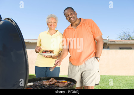 Zu zweit am Grill Stockfoto