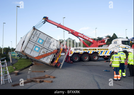 Umgestürzter LKW gerettet von einem Rettungs-Lastwagen in Leicestershire, England Stockfoto