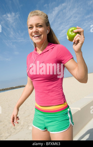 Junge Frau Holding Apfel Stockfoto