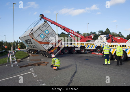 Umgestürzter LKW gerettet von einem Rettungs-Lastwagen in Leicestershire, England Stockfoto