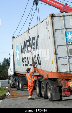 Umgestürzter LKW gerettet von einem Rettungs-Lastwagen in Leicestershire, England Stockfoto