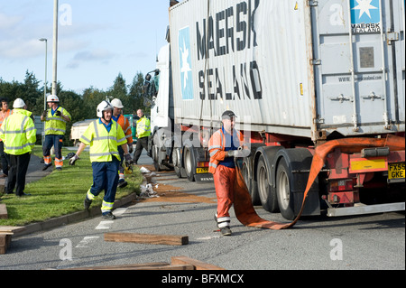 Umgestürzter LKW gerettet von einem Rettungs-Lastwagen in Leicestershire, England Stockfoto