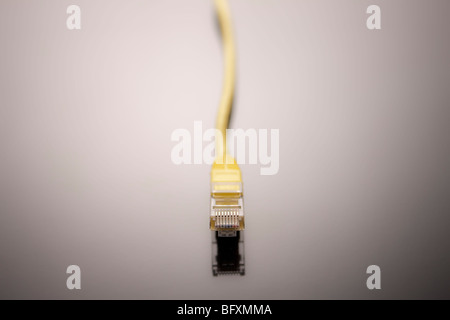 Eine einzelne gelbe Ethernet-Kabel, Nahaufnahme Stockfoto