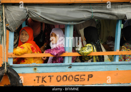 Malaiische oder malaysische muslimische Frauen mit Kopfschals und islamischer Kleidung an Bord eines Fährschiffes in Kuala Terengganu, Malaysia Stockfoto