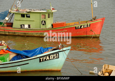 Bunt oder bunte hölzerne Fischerboote auf Terengganu River, Kuala Terengganu, Malaysia Stockfoto