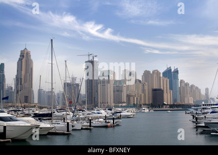 Dubai - Wolkenkratzer mit Blick auf Yachthafen Stockfoto