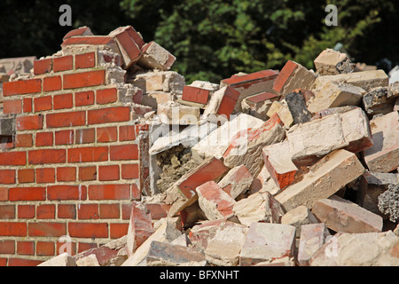 Abbruch von einer roten Backsteinmauer. Stockfoto