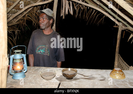 Innenraum der Kava-Leiste, mit Schalen von Kava in der Leiste. Bitte klicken Sie für details Stockfoto