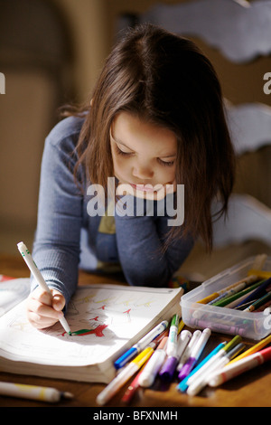 Vier Jahre altes Mädchen zeichnen im Malbuch. Stockfoto