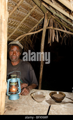 Innenraum der Kava-Leiste, mit Schalen von Kava in der Leiste. Bitte klicken Sie für Details. Stockfoto