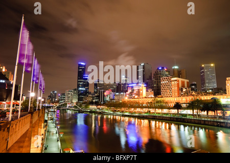 Nachtansicht des Yarra River und Bankenviertel Wolkenkratzer. Stockfoto