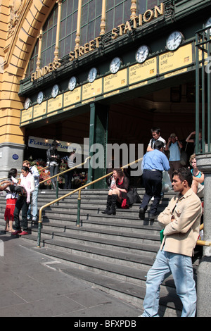 Tausende von Menschen aller ethnischen Gruppen durchlaufen Flinders Street Station in Melbourne Victoria Australien jede Woche. Stockfoto