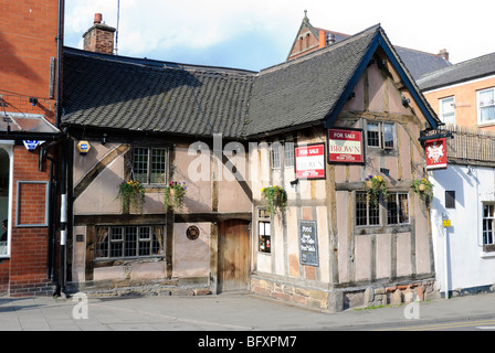 Ye Olde Kings Arms, ein original Tudor-Ära Pub in Congleton, Cheshire, England, UK. Fachwerk, Bauholz, gerahmt Stockfoto