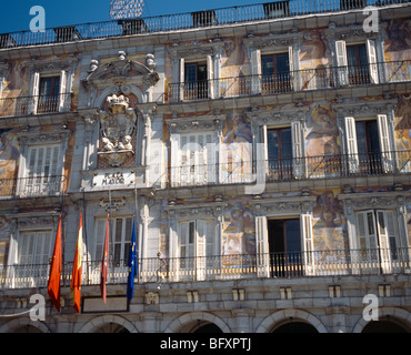 Madrid Spanien Plaza Mayor Casa De La Panaderia allegorische Gemälde Stockfoto