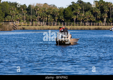Vater und Sohn verbringen Zeit am Wasser Angeln. Stockfoto