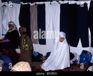 Peckham London Peckham Moschee Frau beten, Blick nach links Stockfoto