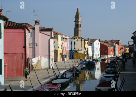 Venedig, Burano, bunte Terrasse der Häuser am Kanal mit campanile Stockfoto