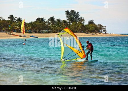 Aktive Senioren Windsurfen in der Karibik unter Korallenriffe Stockfoto