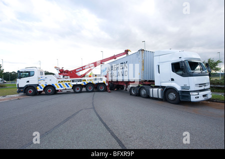 Umgestürzter LKW gerettet von einem Rettungs-Lastwagen in Leicestershire, England Stockfoto