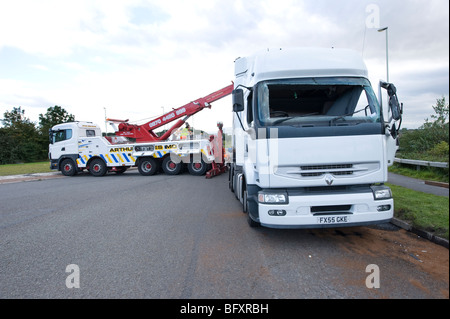 Umgestürzter LKW gerettet von einem Rettungs-Lastwagen in Leicestershire, England Stockfoto