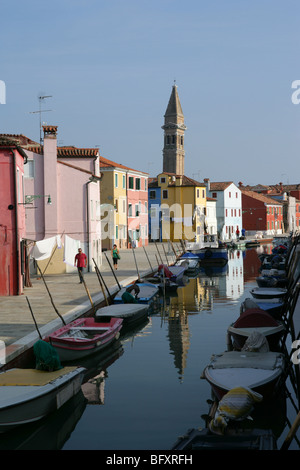Venedig, Burano, bunte Terrasse der Häuser am Kanal mit campanile Stockfoto